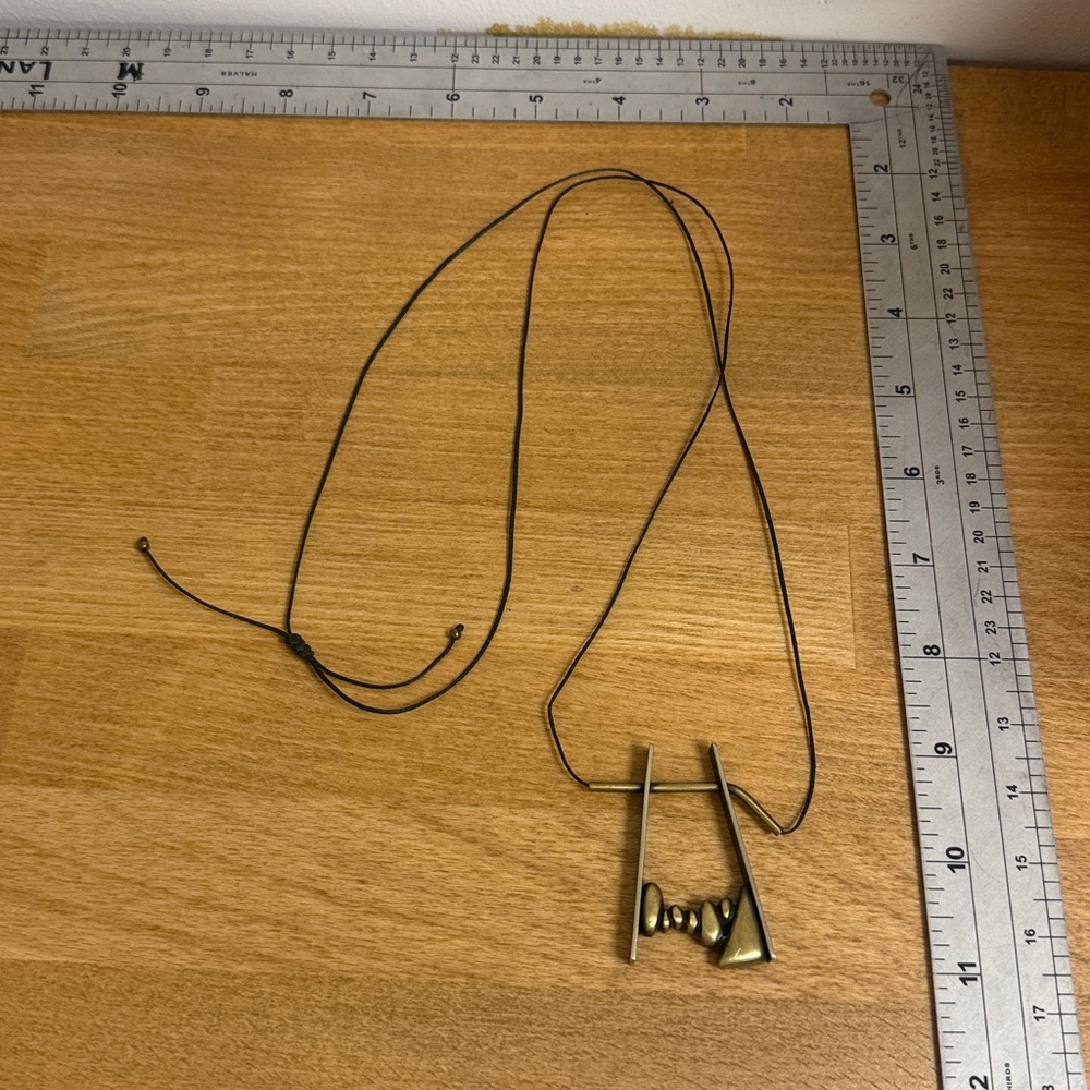 Gold tone large stone Tori pendant on string - Picture 3 of 3